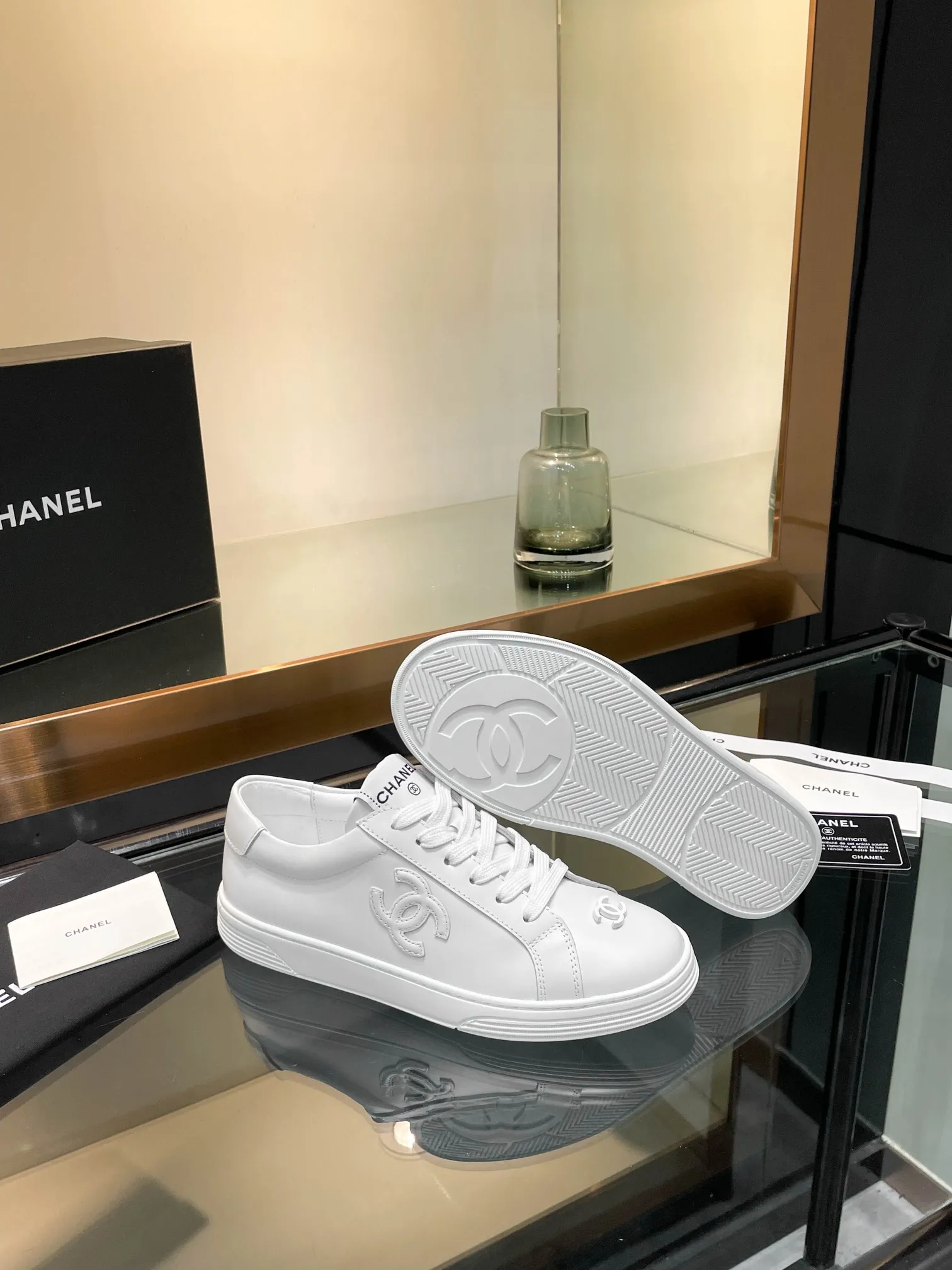 👟👟Ex-factory price 520👟👟Chanel Chanel 25SF latest model full leather panda color white shoes casual sports shoes skateboard shoes original purchase and development production Xiaoxiang C Home Another super popular item in the counter, loved by Internet celebrity bloggers and sisters, and various praises on social platforms. It is very popular, has a high texture, is breathable and super spring and summer. Seeing this issue always arouses the inner desire of girls for fashion. The latest suede material, classic black and white color, full of fashionable feeling on the feet, easy to care for. Fabric: Original customized imported cowhide material. Lining: Customized soft sheepskin lining. Sole: Original molded TPU non-slip outsole. Bottom thickness: 2.5CM. Size: Women's size 35-40 (custom-made sizes 40 are non-refundable)